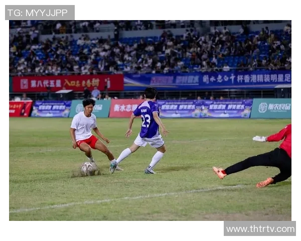 足球明星亲自赠送球衣给观众现场互动精彩瞬间回顾