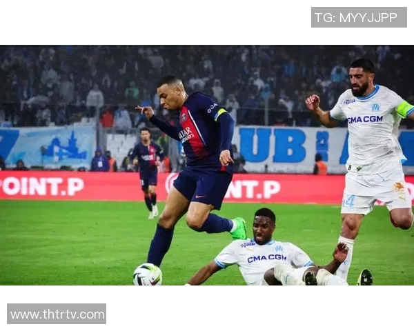 足球明星精彩扭身体技巧视频展现绝佳球技与灵活性引发球迷热议